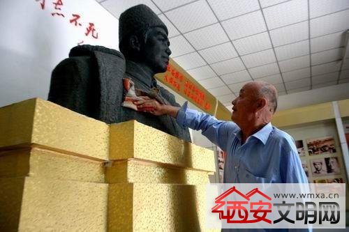 老兵为马本斋守墓31载 被赞气如松柏伴英魂