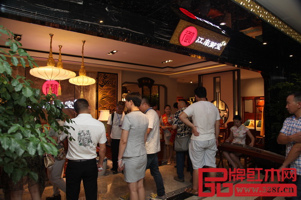 经销商们参观“江南御宝”展厅
