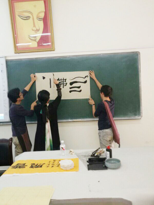 邓凌鹰在西双版纳佛学院为教职人员与学僧讲授中国书法