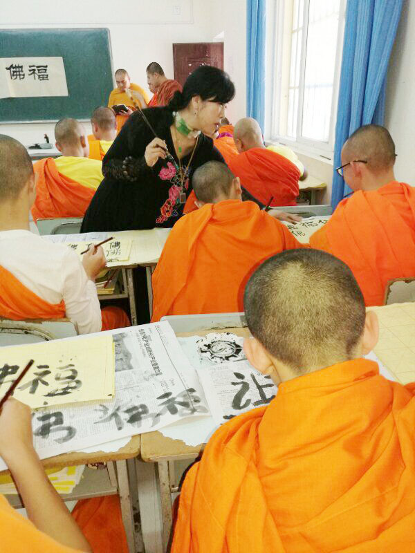邓凌鹰在西双版纳佛学院为教职人员与学僧讲授中国书法
