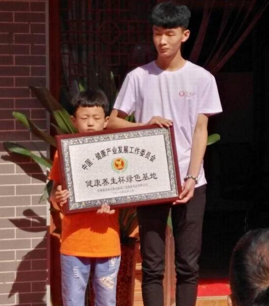 汝州烧出“活态瓷” 千年汝瓷走向健康新时代