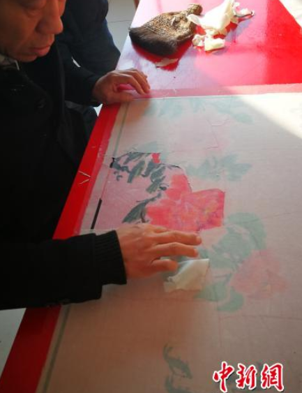 修复古书画40载的“画郎中”：“跪着”复原古书画神韵