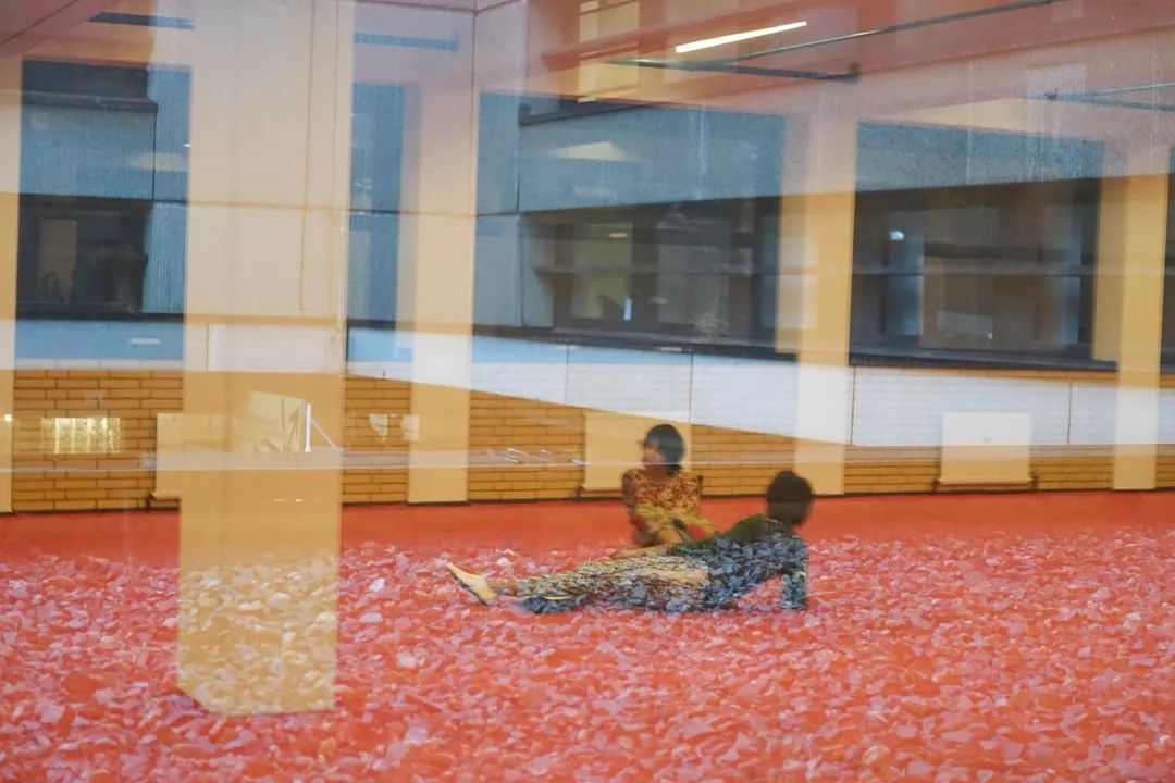 95后版画系女生，拿起相机诉说“世界蜕皮的过程”
