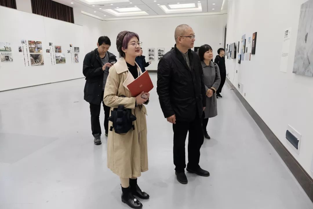 95后版画系女生，拿起相机诉说“世界蜕皮的过程”