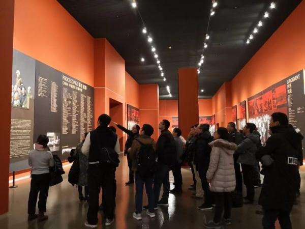 巨幅长卷油画《东京审判》的提示：在当下必须正视历史