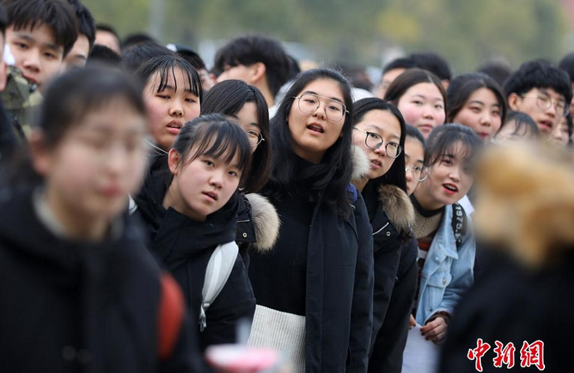 南广学院艺考笔试火爆开考 人山人海场面壮观