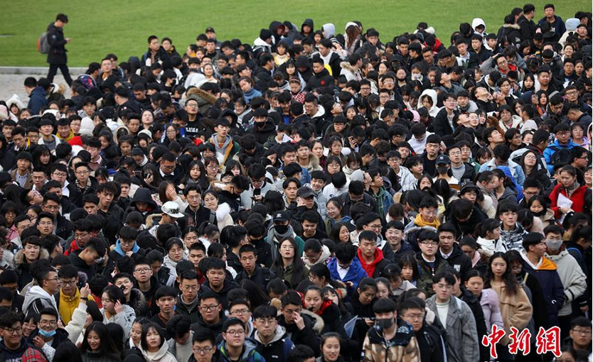 南广学院艺考笔试火爆开考 人山人海场面壮观