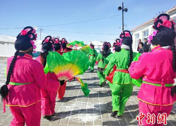 内蒙古西部乡村“复活”社火传统 为精神生活“脱贫”
