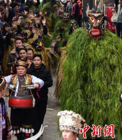 广西深山举办“芒篙节” “野人”下山送祝福