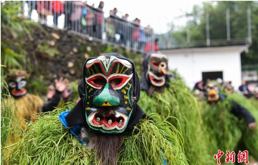 广西深山举办“芒篙节” “野人”下山送祝福