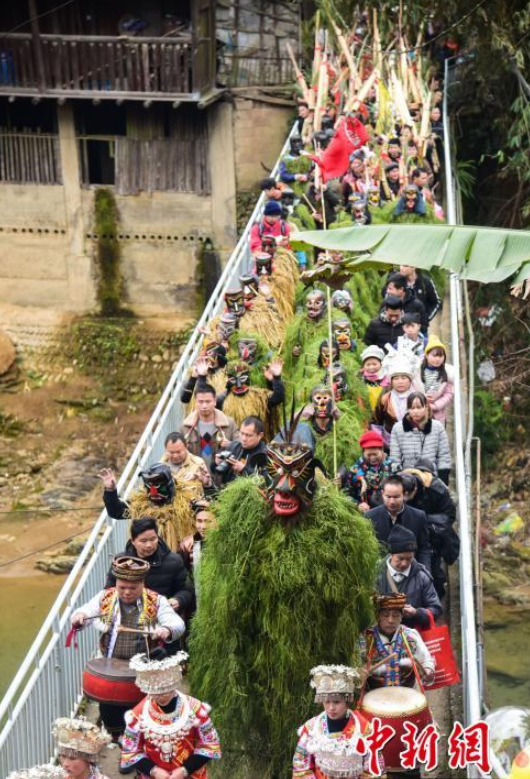 广西深山举办“芒篙节” “野人”下山送祝福